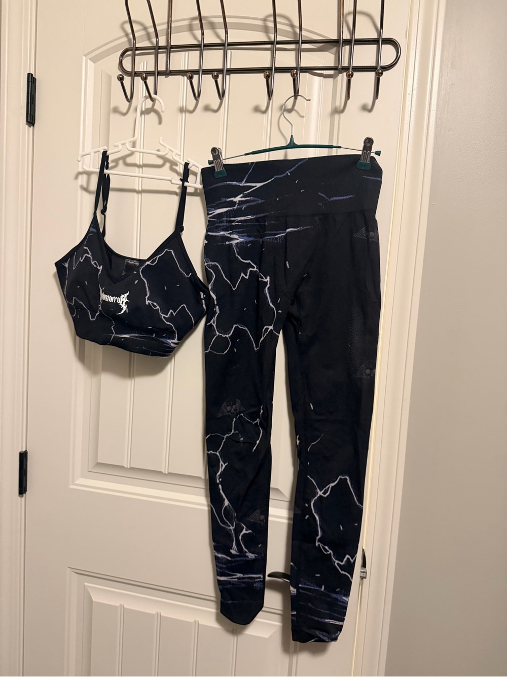 Imperfection wear:  High-Waist lightning Print Leggings & Sports Bra Set - Black